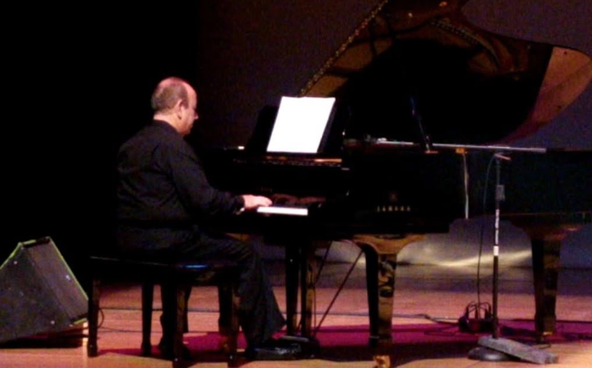 Ramón René Alarcón Lozano tocando el piano. | Vía FB.- Ramón Alarcón Lozano