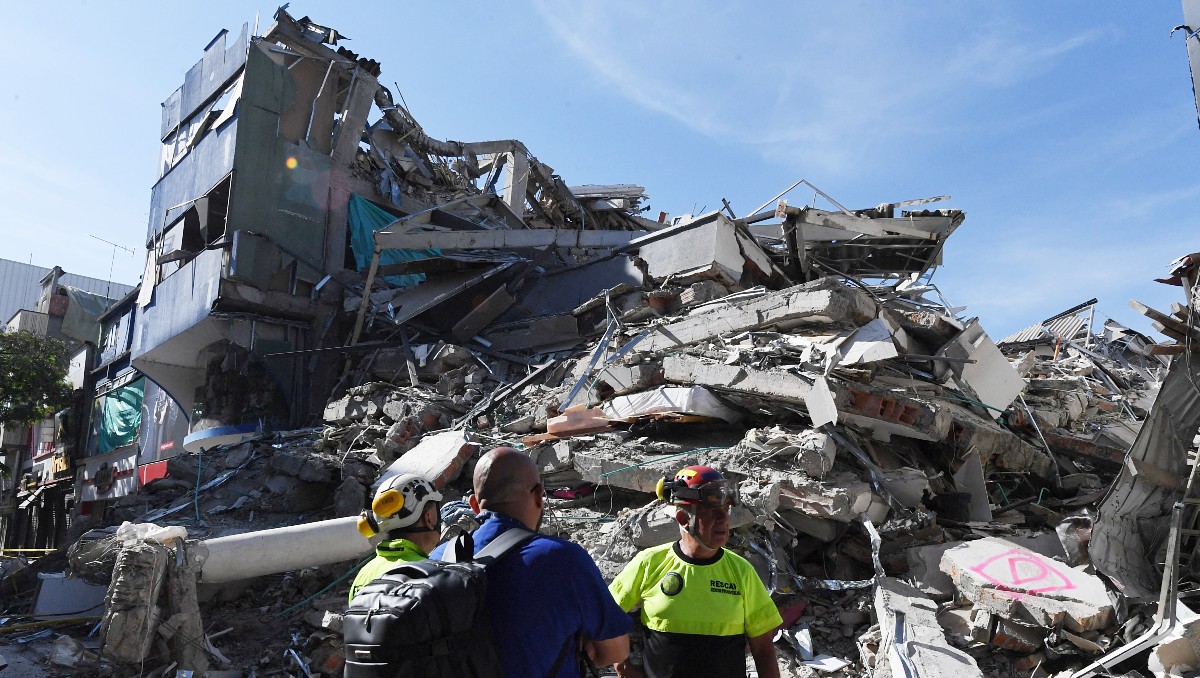 Rescatistas buscan a personas bajo los escombros de edificios colapsados | Foto: AFP