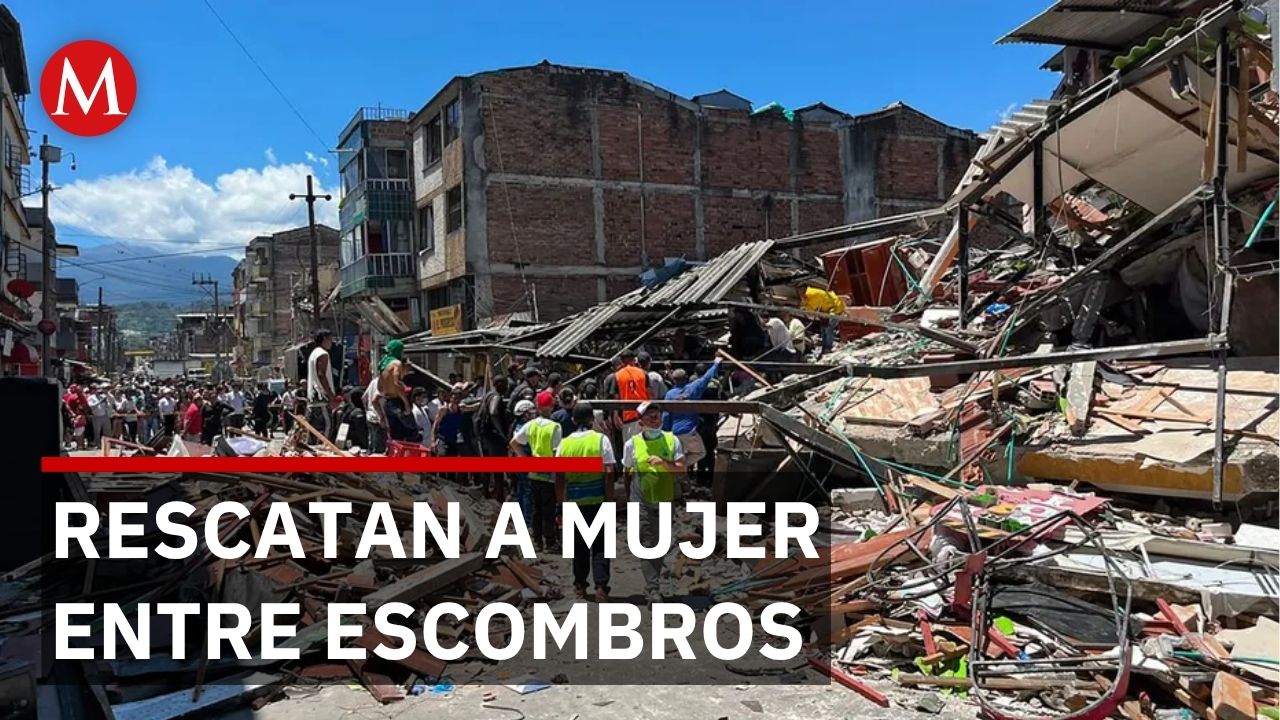 Rescatistas trabajan para salvar a una mujer tras sismo en Colombia. Suman 224 muertos