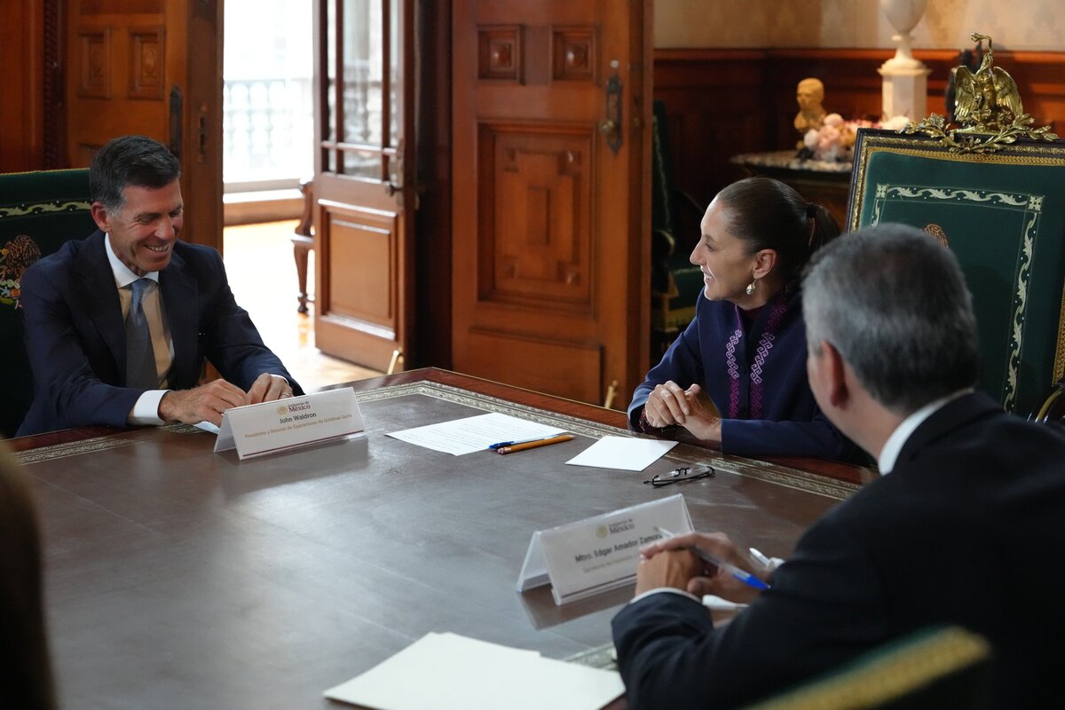 Sheinbaum se reunión con el director de operaciones de Goldman Sachs, John E. Waldron, en Palacio Nacional. | Foto: X