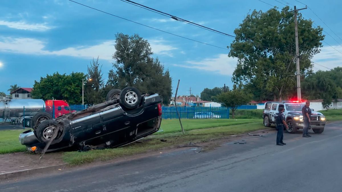El vehículo quedó destrozado de uno de sus costados tras el accidente. | Redes Sociales