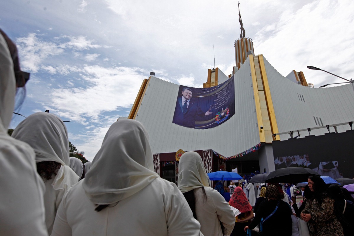 Los visitantes a la sede principal de La Luz del Mundo vienen de distintas partes del mundo (Archivo MILENIO)
