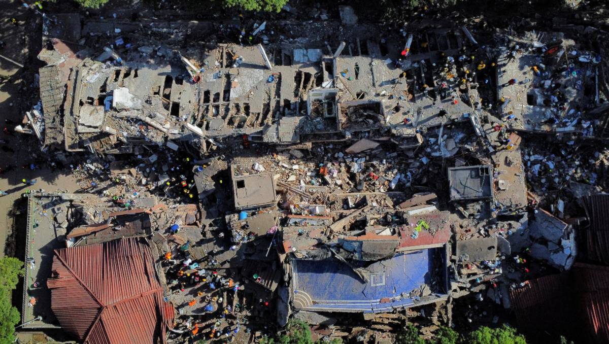 Una vista desde un dron muestra el lugar donde se encuentra un edificio dañado tras un terremoto en Cali, Colombia. | Reuters
