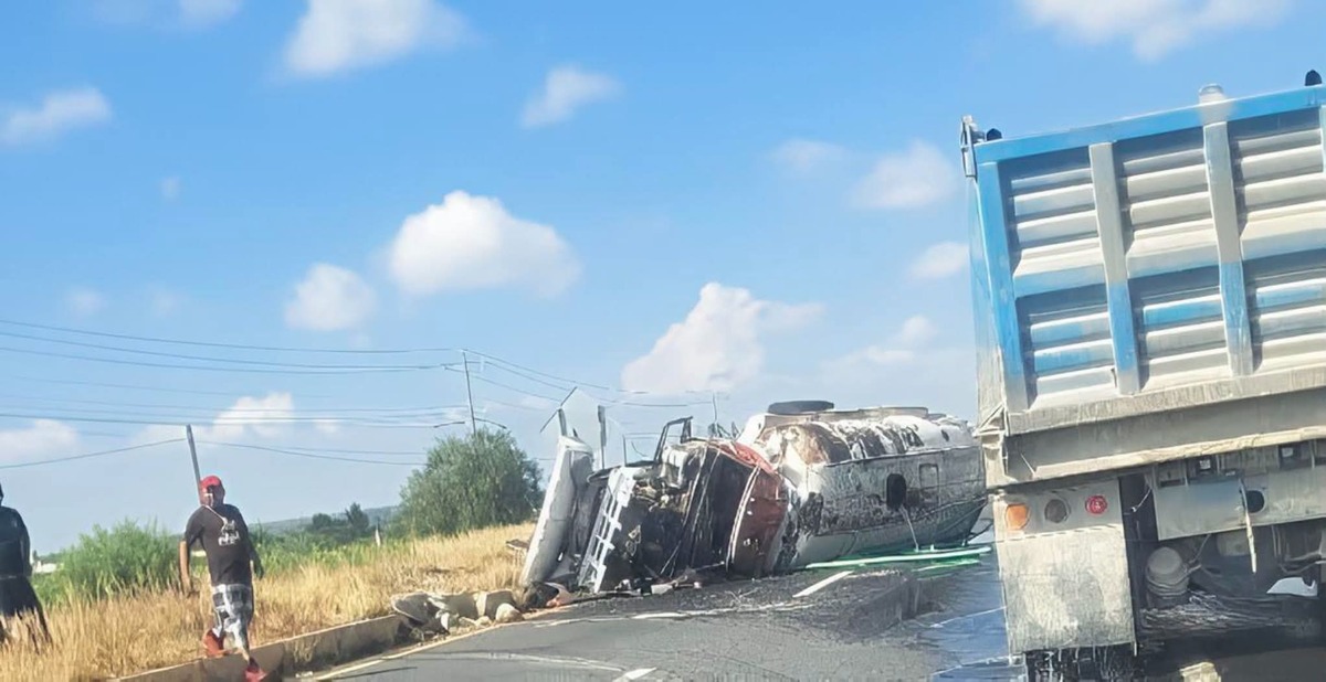 Volcadura de pipa en la carretera Huichapan–Palmillas en Huichapan. (Cortesía)