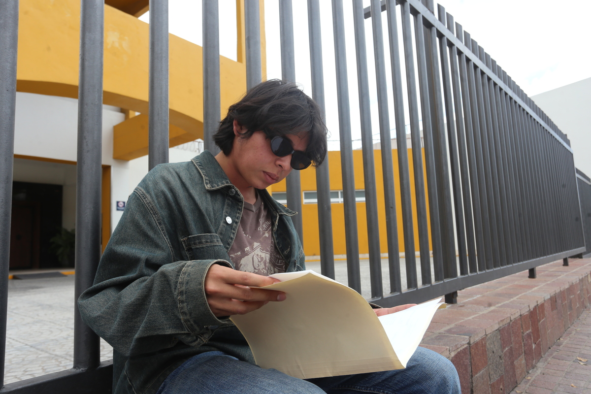 Alejandro Bolaños Canto, aspirante, esperando su ingreso para presentar la prueba. (Foto: Dany Béjar)