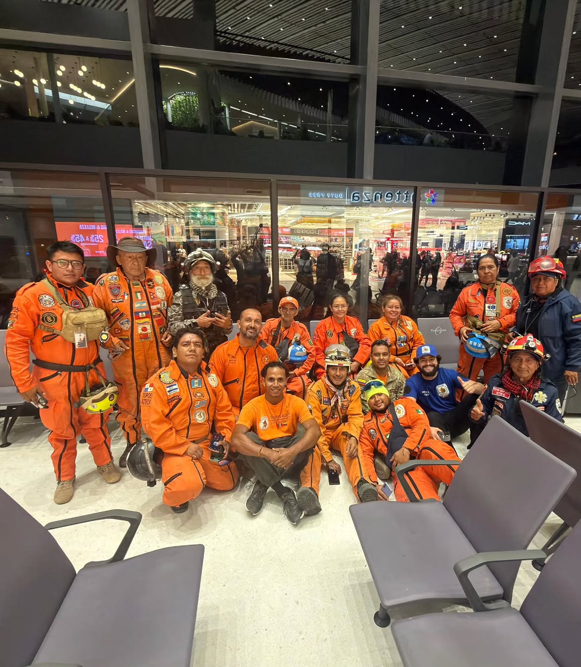 La asociación civil antes de abordar su vuelo.  | Foto: Especial