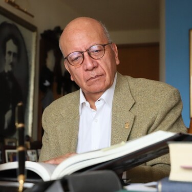 El autor en su departamento en 2025, rodeado de libros, obras de arte, recuerdos y Edgar Allan Poe. Foto: Octavio Hoyos