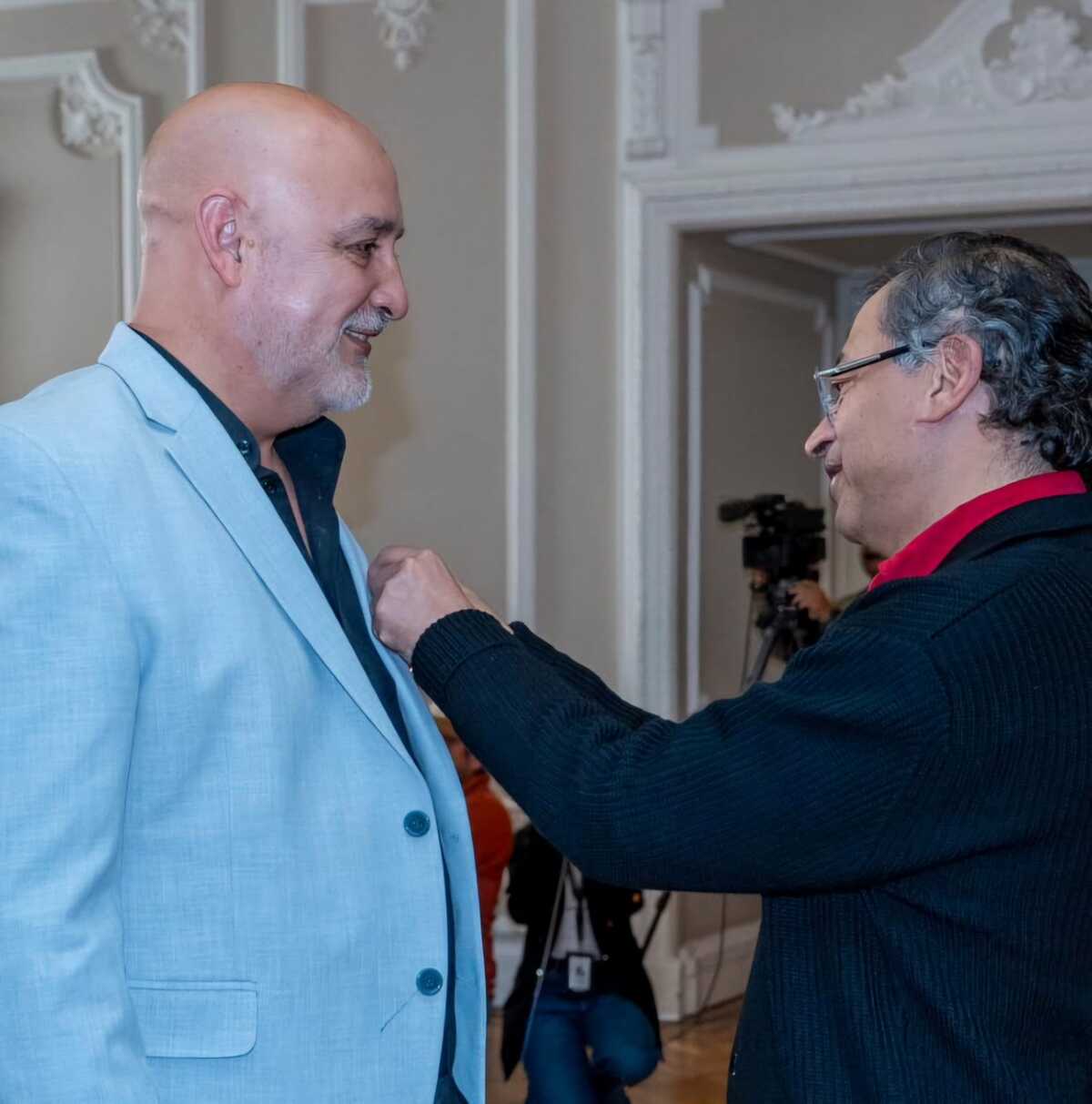 El creador recibió la condecoración el 2 de agosto de manos del aún presidente Gustavo Petro. Especial