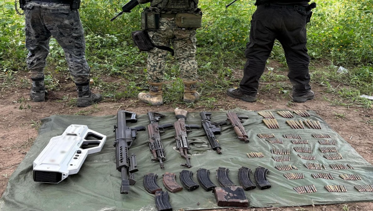 Al detenido le decomisaron un fusil Barrett, artefactos explosivos improvisados y un inhibidor de drones.| Foto: Especial