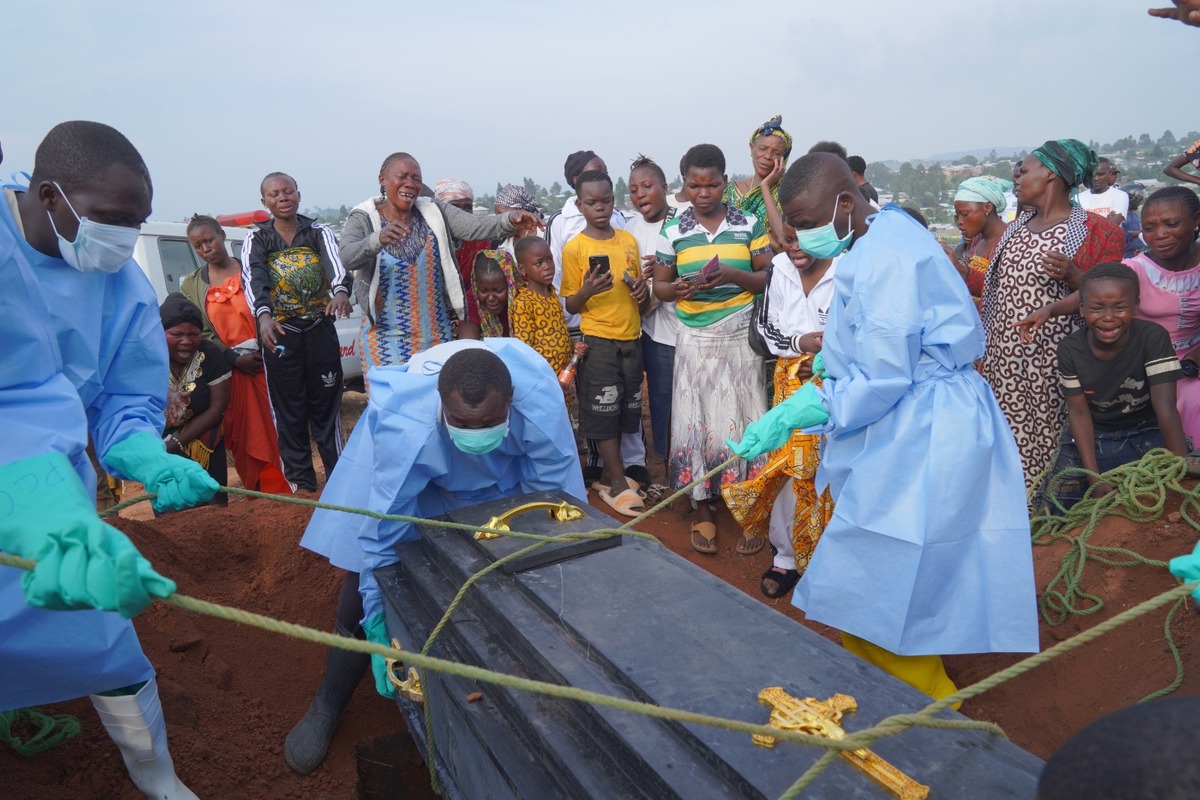 El entierro de una víctima del ébola en Bunia, provincia de Ituri, República Democrática del Congo, el 11 de agosto del 2026. | AP