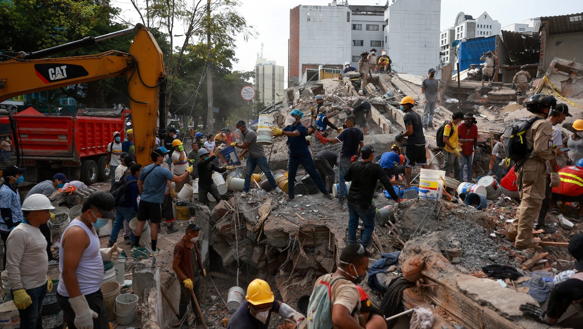 Equipos de rescate buscan supervivientes entre edificios destruidos tras un terremoto en Cali, Colombia, el 12 de agosto de 2026. | Reuters
