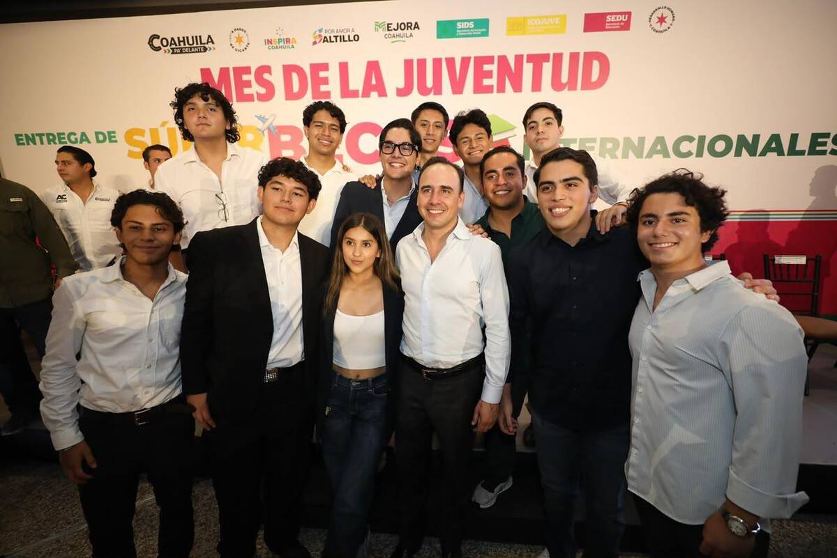 Gobernador de Coahuila entrega 'Súper Becas' a jóvenes universitarios.| Foto: Gobierno de Coahuila.