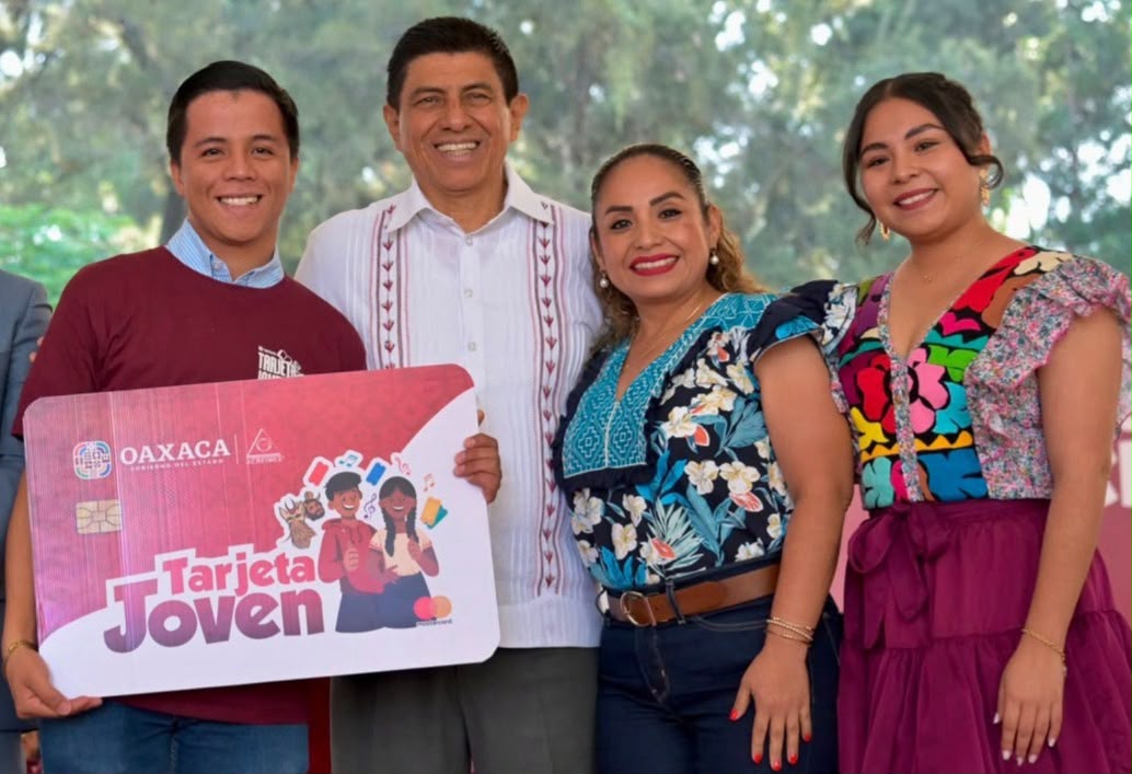 El gobernador Salomón Jara realizó la entrega de apoyos en las instalaciones de la UABJO.| Foto: Especial