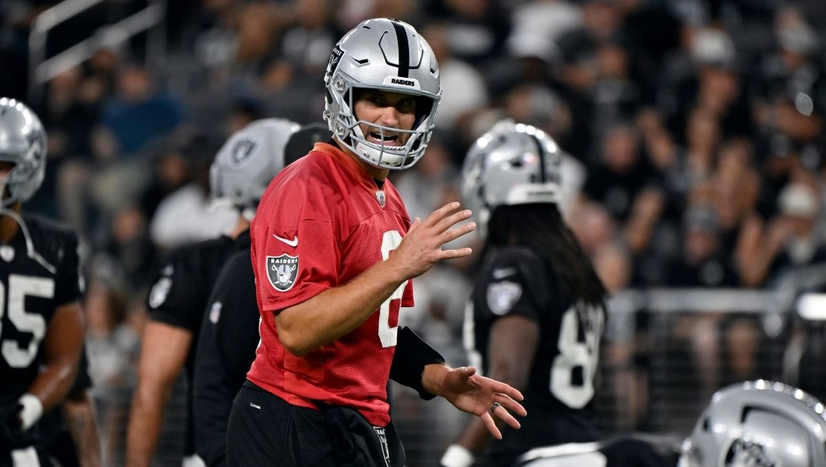 Kirk Cousins se prepara para dirigir la ofensiva de Las Vegas Raiders durante la pretemporada de la NFL 2026. (Agencia AP)