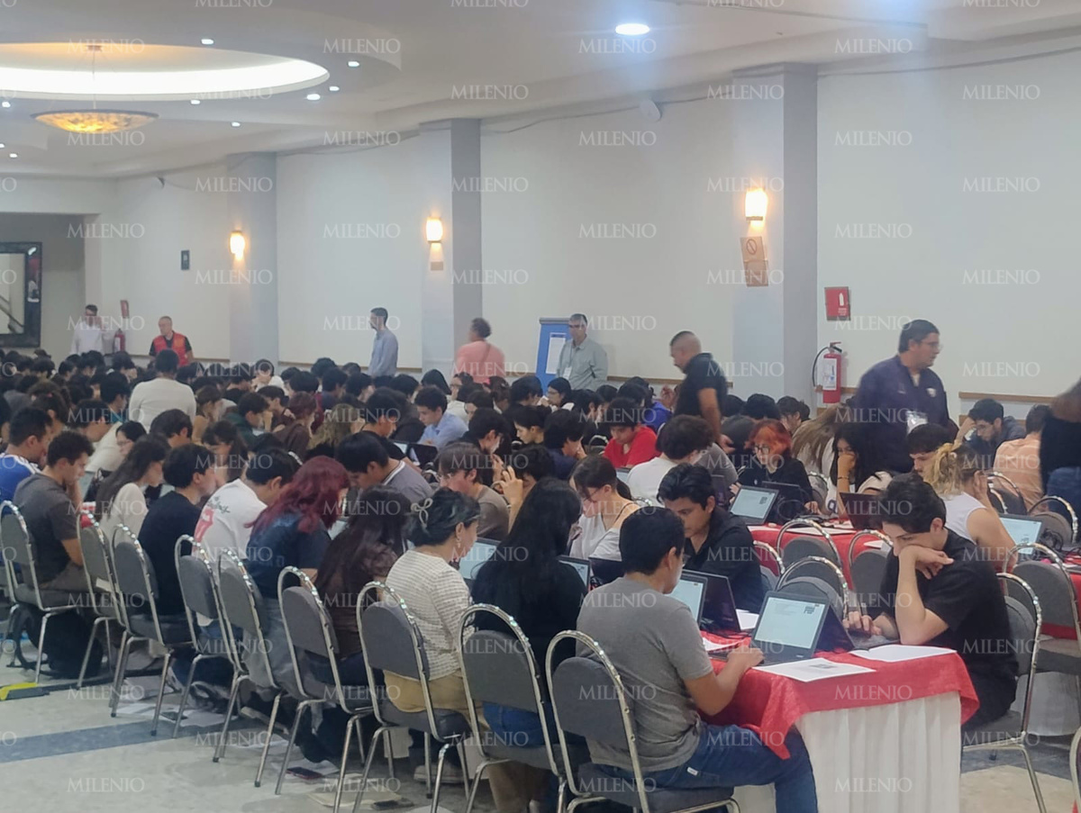 Con laptops y supervisión constante, así fue la aplicación del examen control de la UNAM. | Foto: Marco Pineda