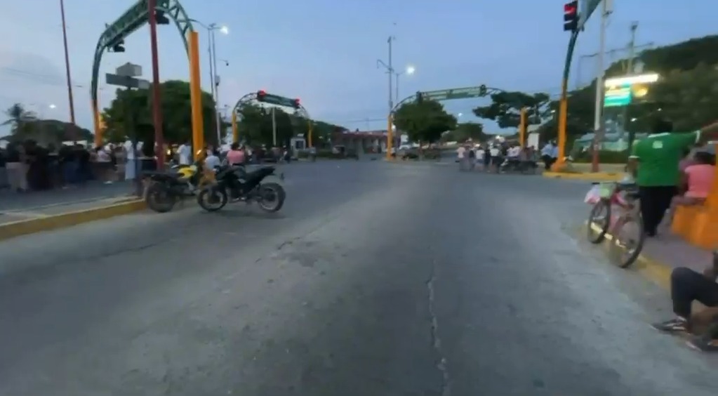 lementos de la Policía Estatal replegaron a los habitantes que se manifestaban frente a las instalaciones de la corporación.