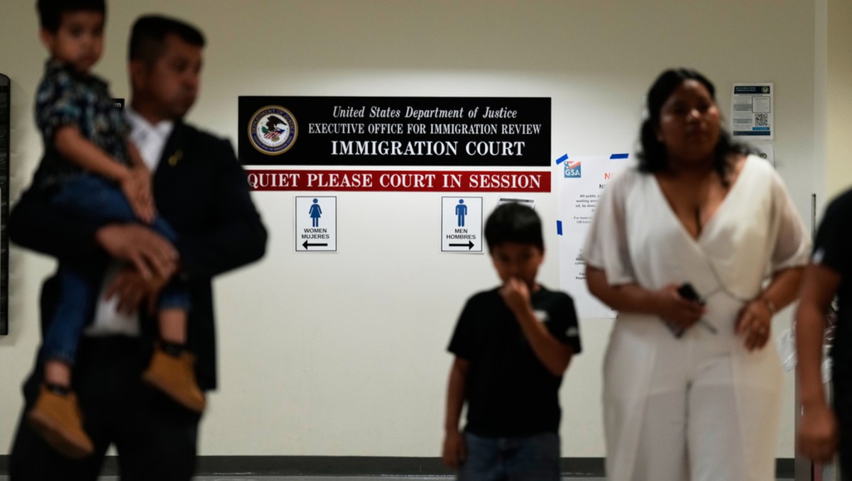 Unos mil 800 niños vivían en albergues y aproximadamente 22 mil menores, con tutores o familia | Foto: AP
