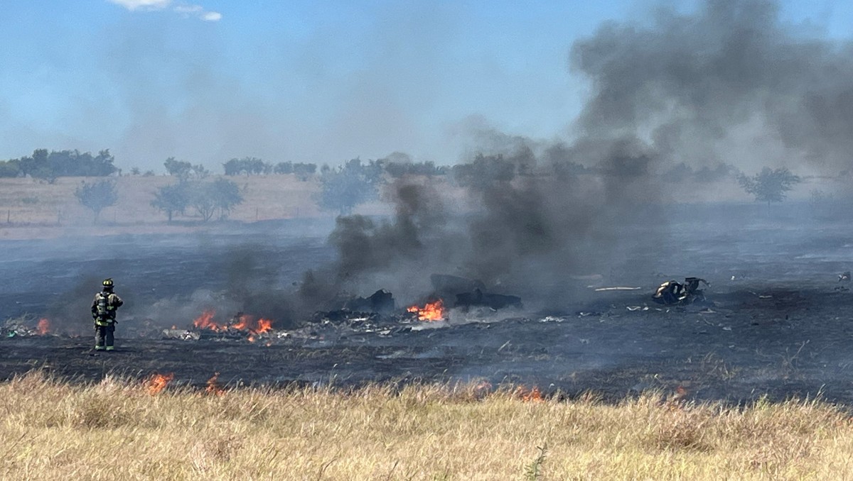 Personal de emergencia responde al accidente de un helicóptero militar AH-64 Apache | Foto: Reuters