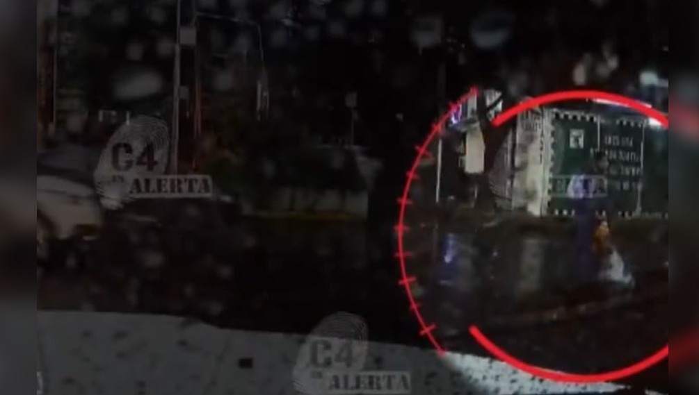 Algunas personas que se encontraban en la zona  trataron de ayudar a la víctima. (Foto: especial)