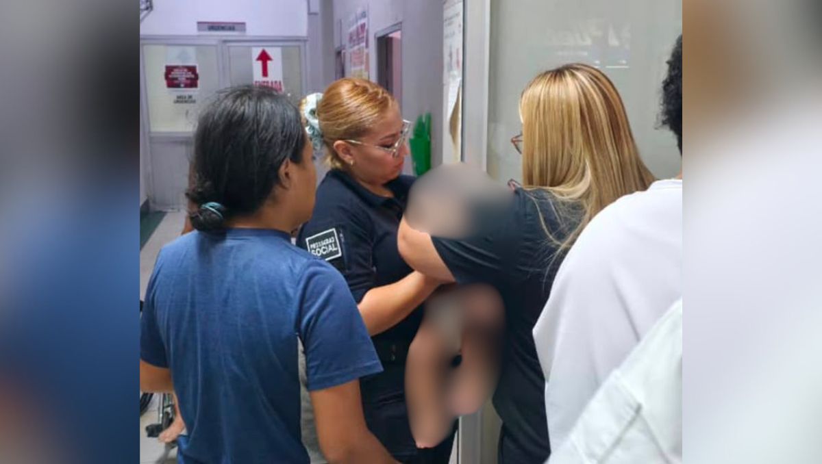 Policía con formación en enfermería auxilia a bebé que convulsionaba durante protesta por agua. | Foto de la DSPM de Torreón