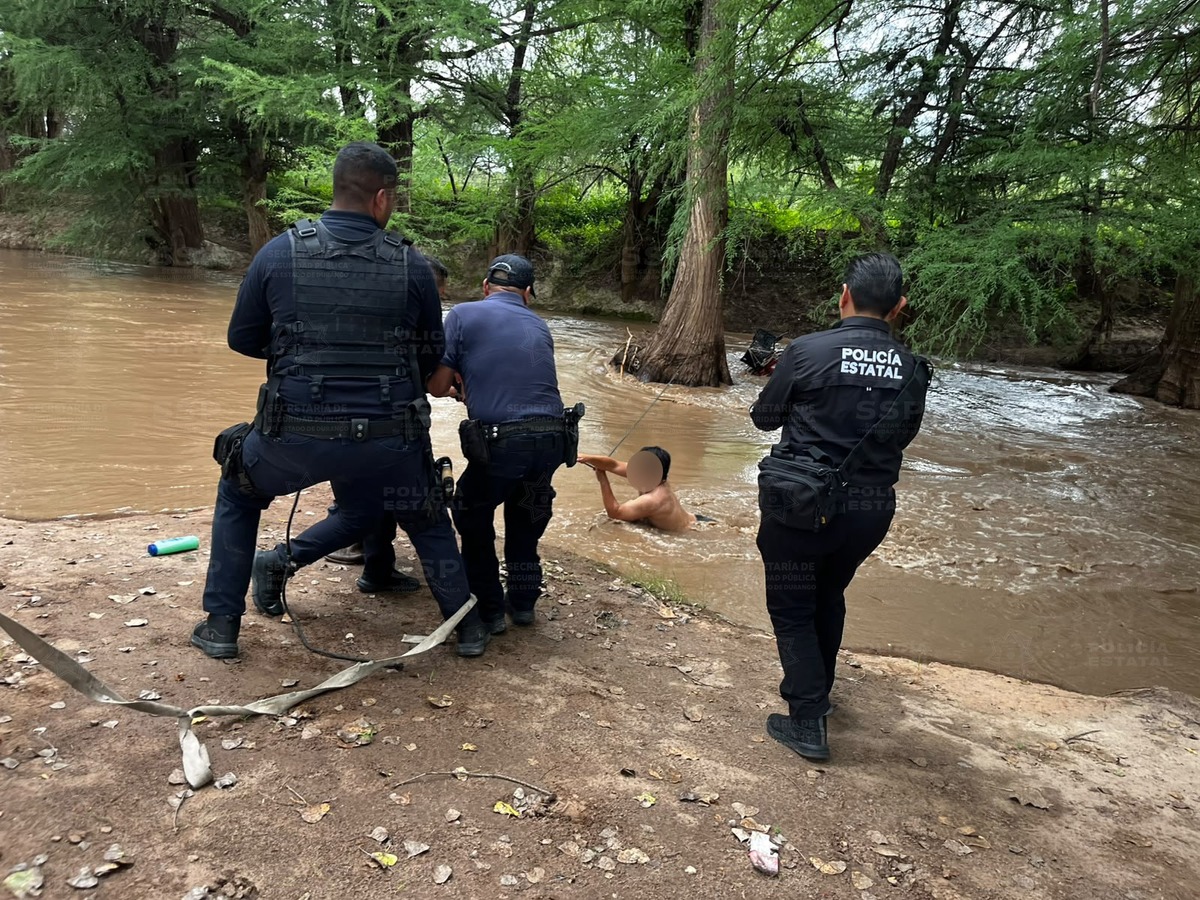 Policías rescatan a tres jóvenes que fueron arrastrados por el río en Durango. (Cortesía SSP Durango)