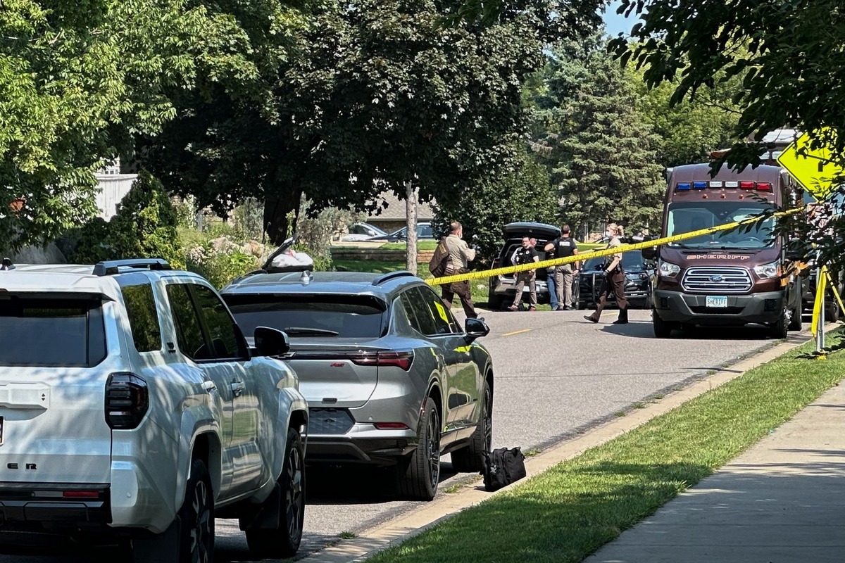 La presencia policial cerca de la guardería donde ocurrieron los asesinatos en Hopkins, Minnesota, el 12 de agosto del 2026. | AP