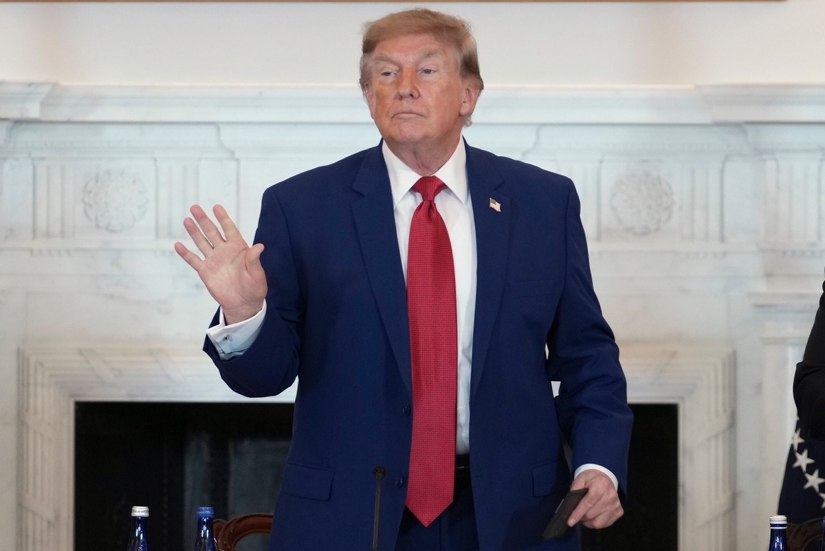 El presidente Donald Trump se marcha tras hablar en una mesa redonda. | AP