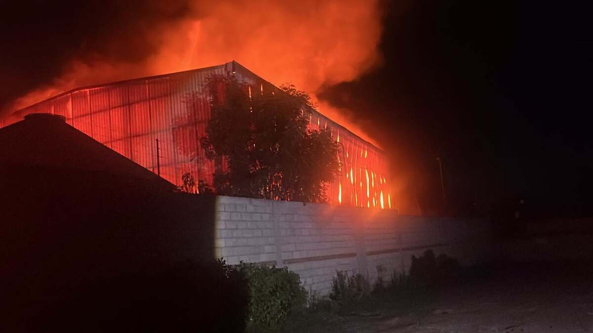 Se incendia bodega utilizada para almacenamiento. (Cortesía)