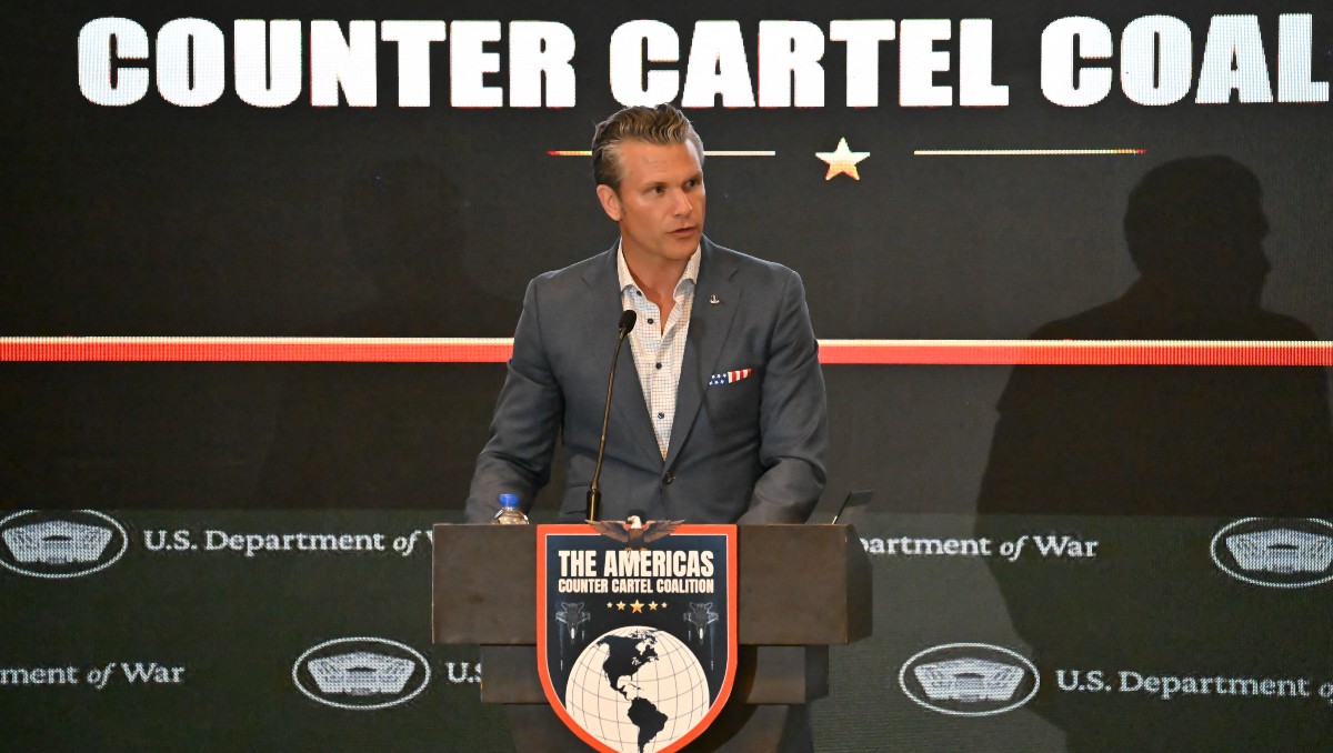 El secretario de Defensa de EU, Pete Hegseth, interviene durante un foro de la Coalición de las Américas vs los Cárteles en Ciudad de Panamá. | AFP