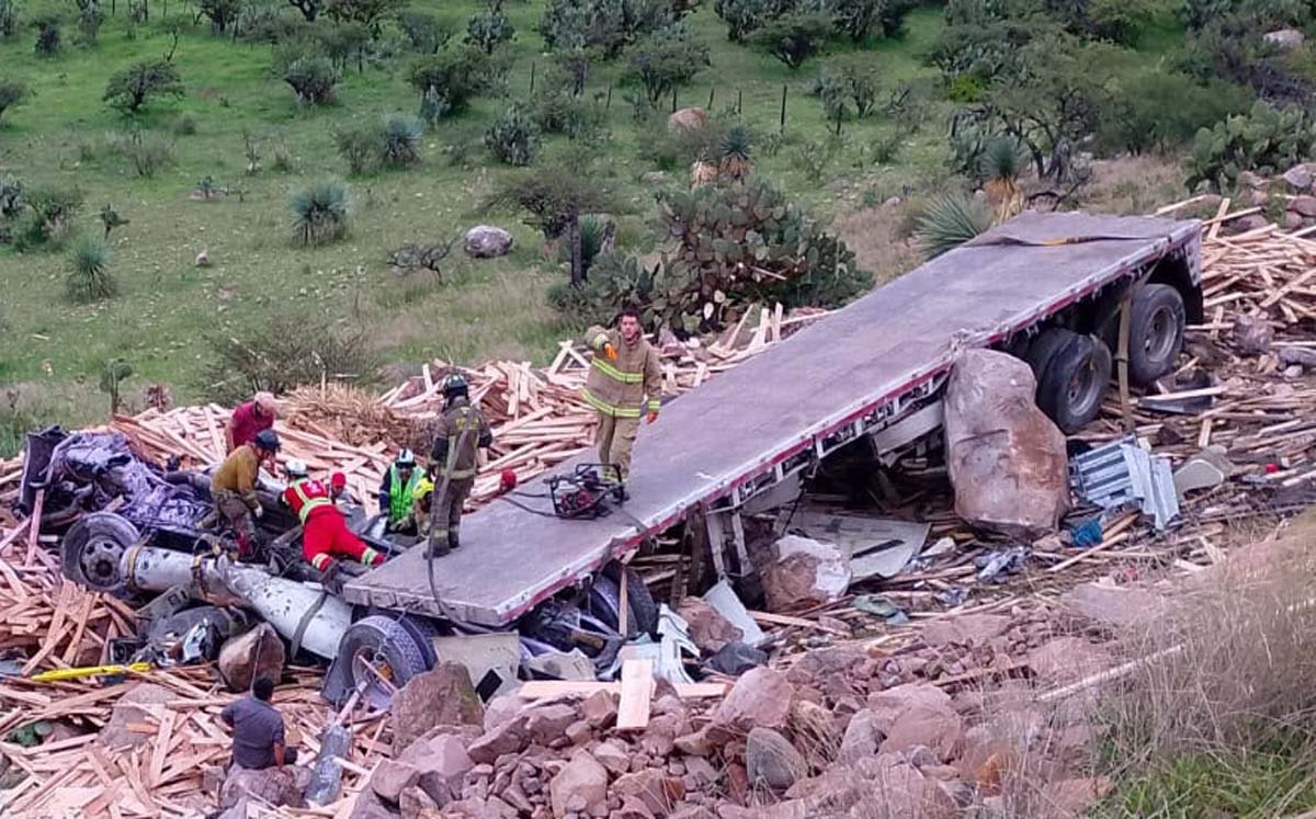 El tráiler iba cargado de madera. | Foto: Cortesía Protección Civil Durango