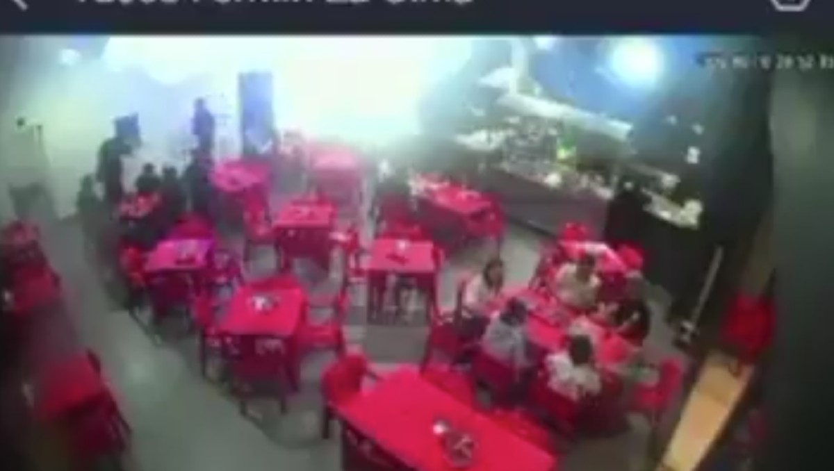 El video muestra el interior del local de tacos donde se encontraba el primo de Alfredo Olivas (Tomada de x.com/JoseVascoG/)