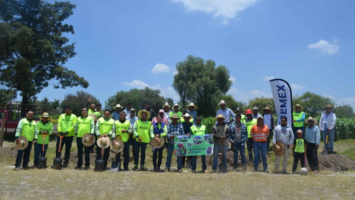 Voluntarios de Cemex y habitantes de Tecali de Herrera plantaron árboles casi 200 árboles. | Especial