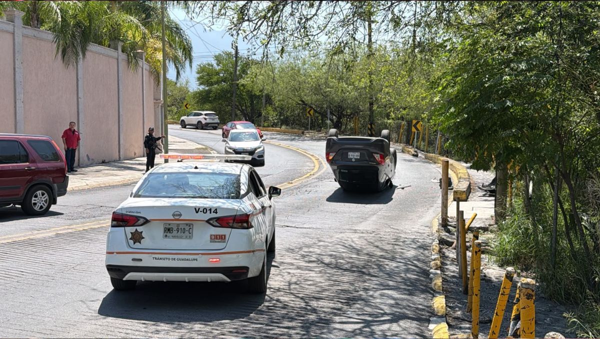 El accidente dejó dos personas lesionadas, entre ellas el conductor. Foto: Especial