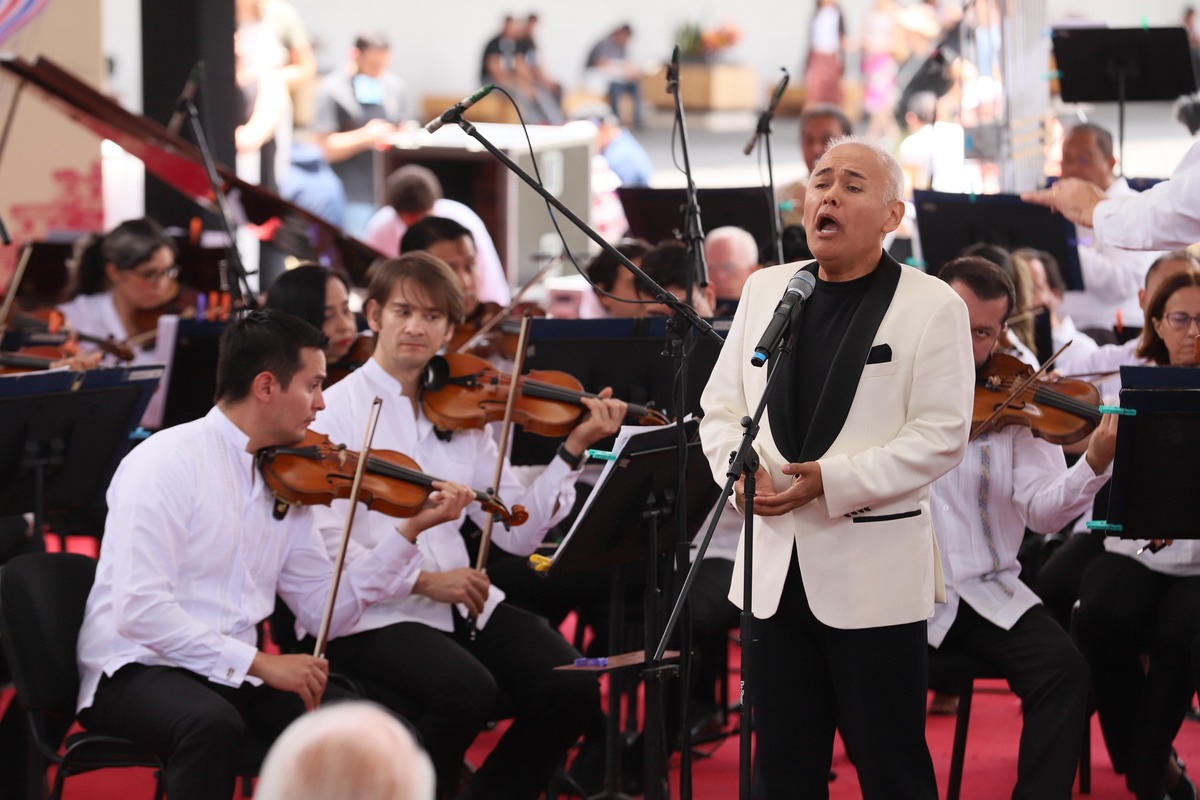 Como acostumbra en sus conciertos, el tenor pidió al público hacerle coros en la alegre “Funiculì-Funiculà”. (Foto: Octavio Hoyos)