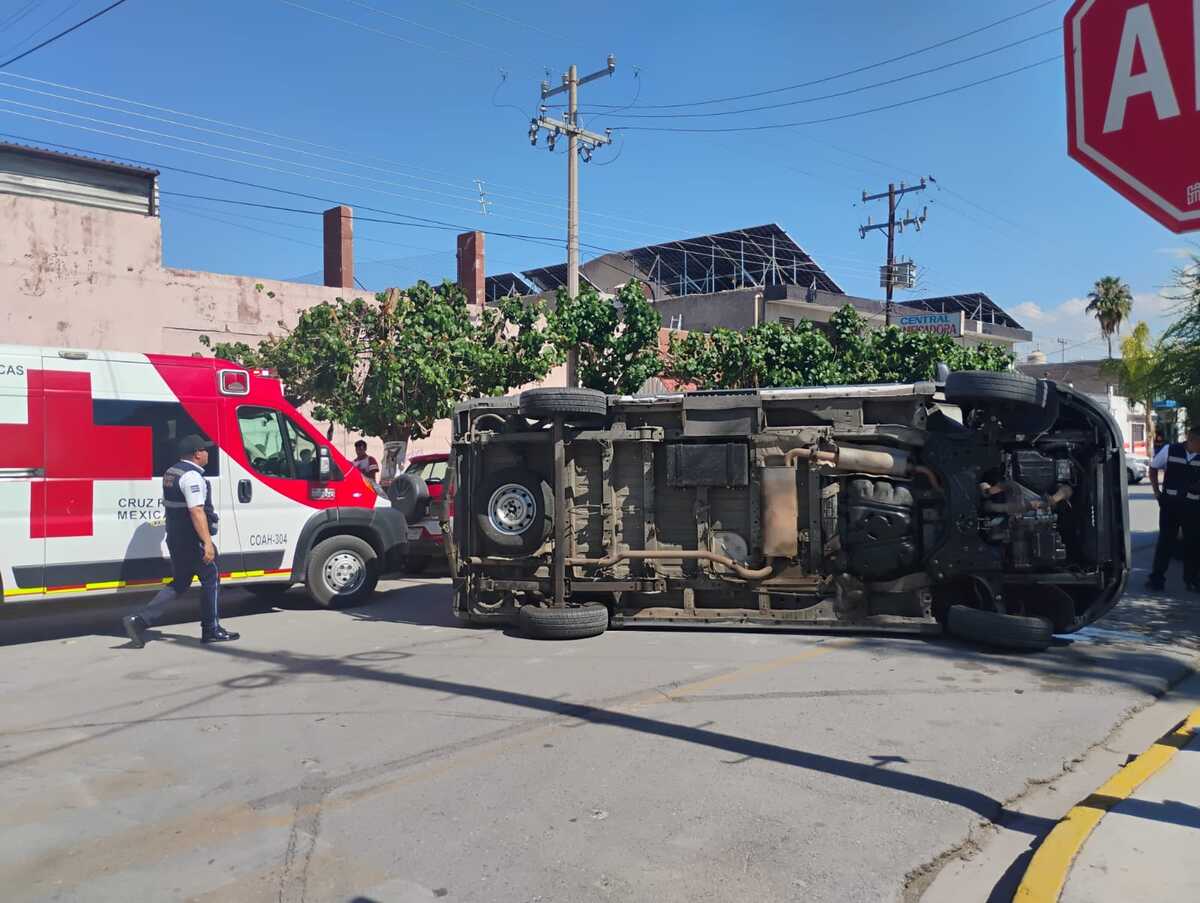 Una camioneta RAM 2500 no respetó el alto y fue impactada por un Nissan Sentra; dos personas resultaron con golpes leves.| Fotos Milenio Policía