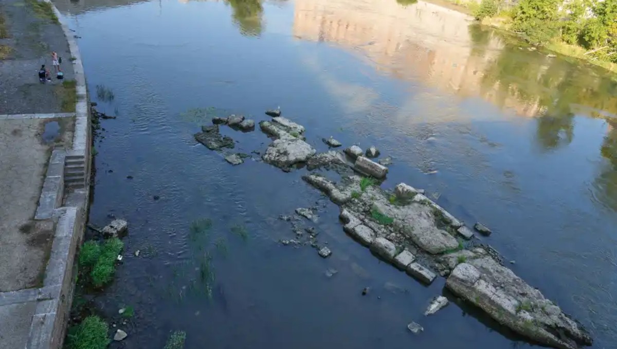 El caudal del Tíber se ha reducido a menos de 80 metros cúbicos por segundo, representa la mitad del promedio histórico. | Foto: AP