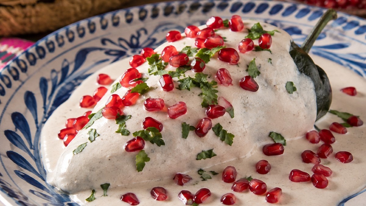 Chiles chipotle estilo chiles en nogada (IA)