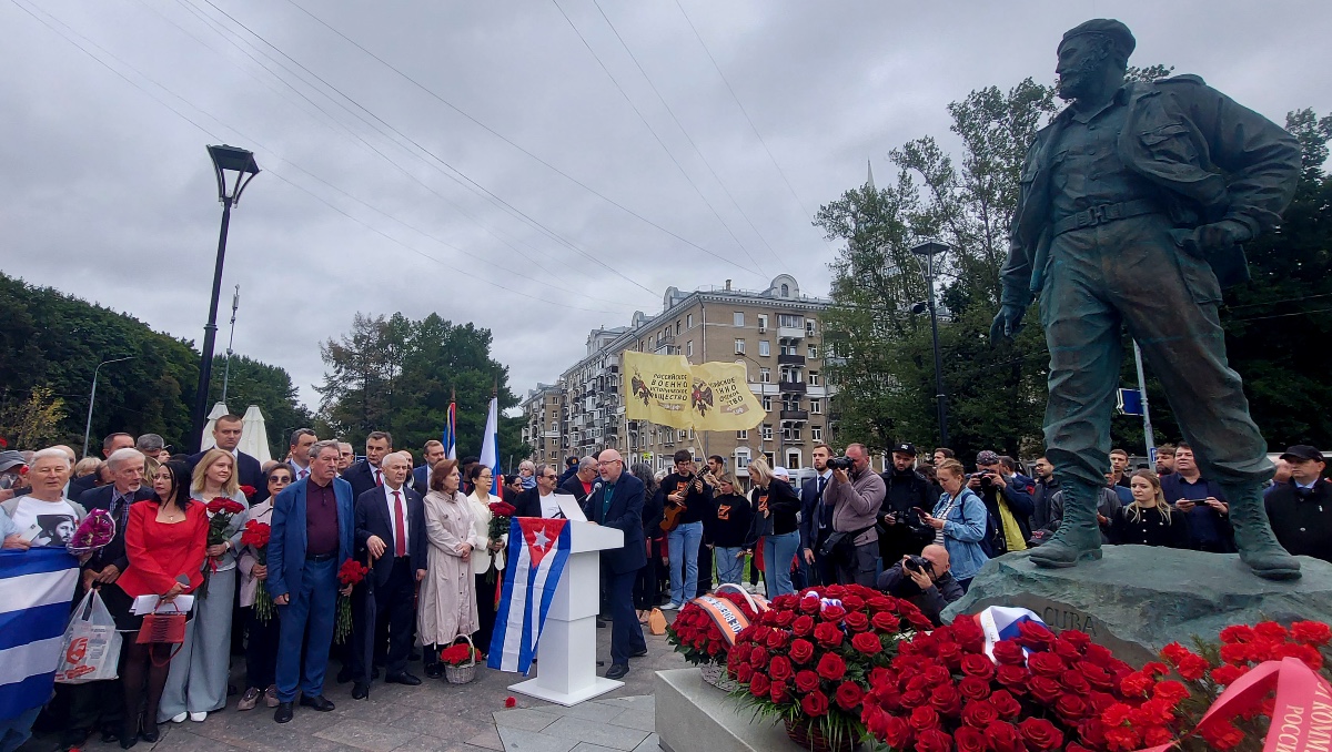 Cientos de rusos se reunieron este jueves, con banderas cubanas, ramos de flores rojas y mucha nostalgia de tiempos soviéticos. | EFE