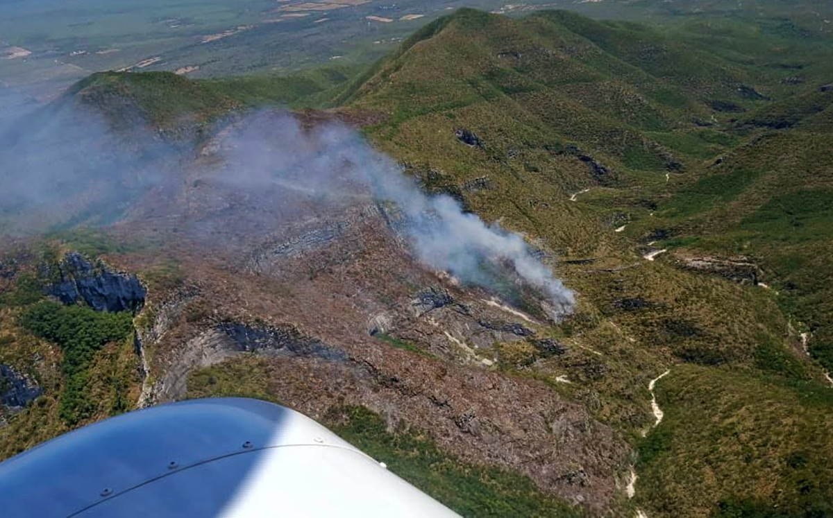 Columna de humo se eleva desde el Cerro del Diente. | Vía FB.- Proteccion Civil Tamaulipas