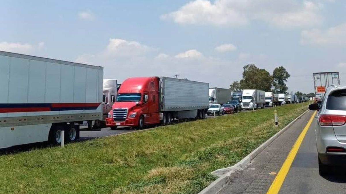 El congestionamiento también complicó el paso de transporte de carga. | Redes Sociales