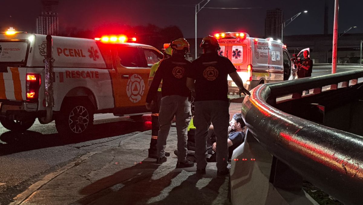 Elementos de rescate y auxilio atendieron al lesionado sobre los carriles de la avenida Félix U. Gómez. Miranda Arias