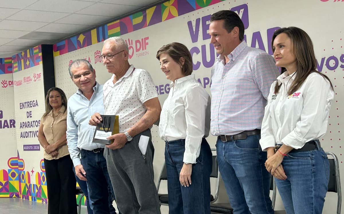 Entrega de aparatos auditivos en Torreón. | Foto: Lucero Sánchez