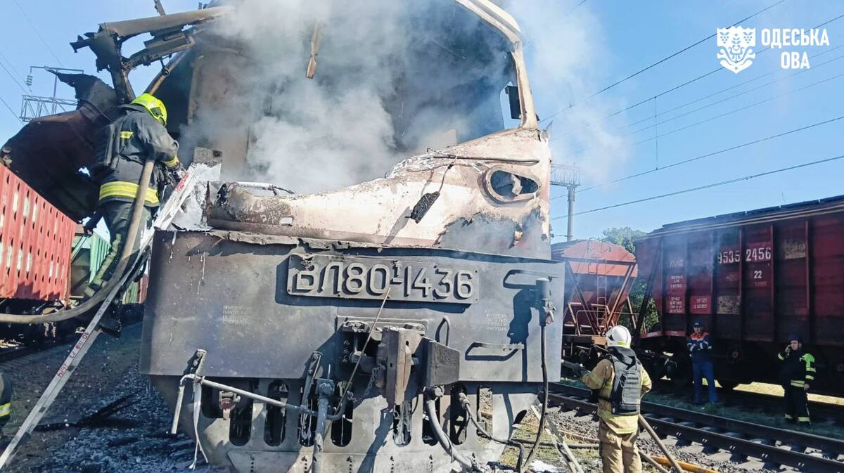 Los equipos de rescate ucranianos trabajan para extinguir un incendio en la locomotora de un tren tras un ataque aéreo. | AFP