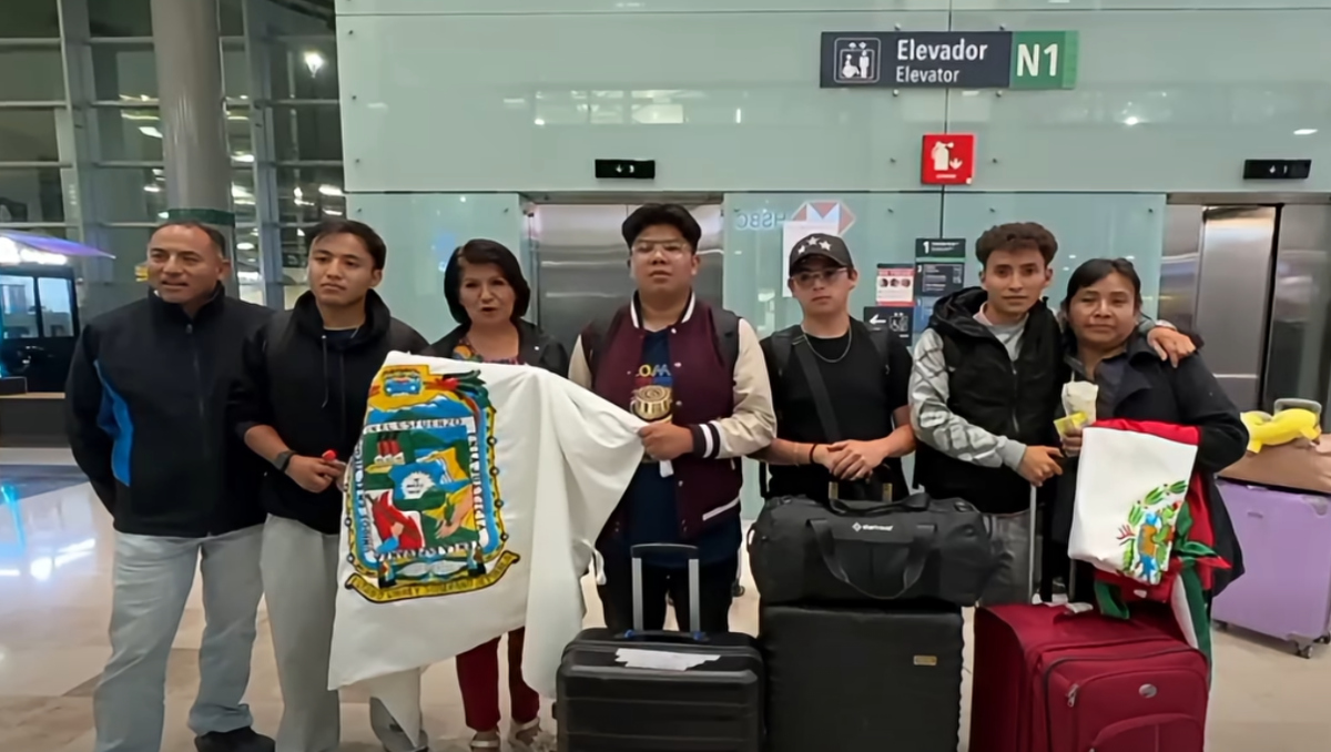 Estudiantes poblanos varados en Colombia por sismo regresan a casa | Facebook UTH