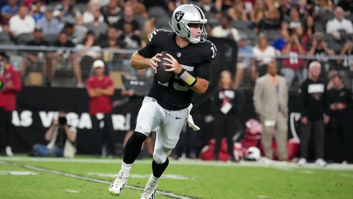 Fernando Mendoza lanza su primer pase de touchdown en el partido entre Cardinals y Raiders en pretemporada (Reuters)