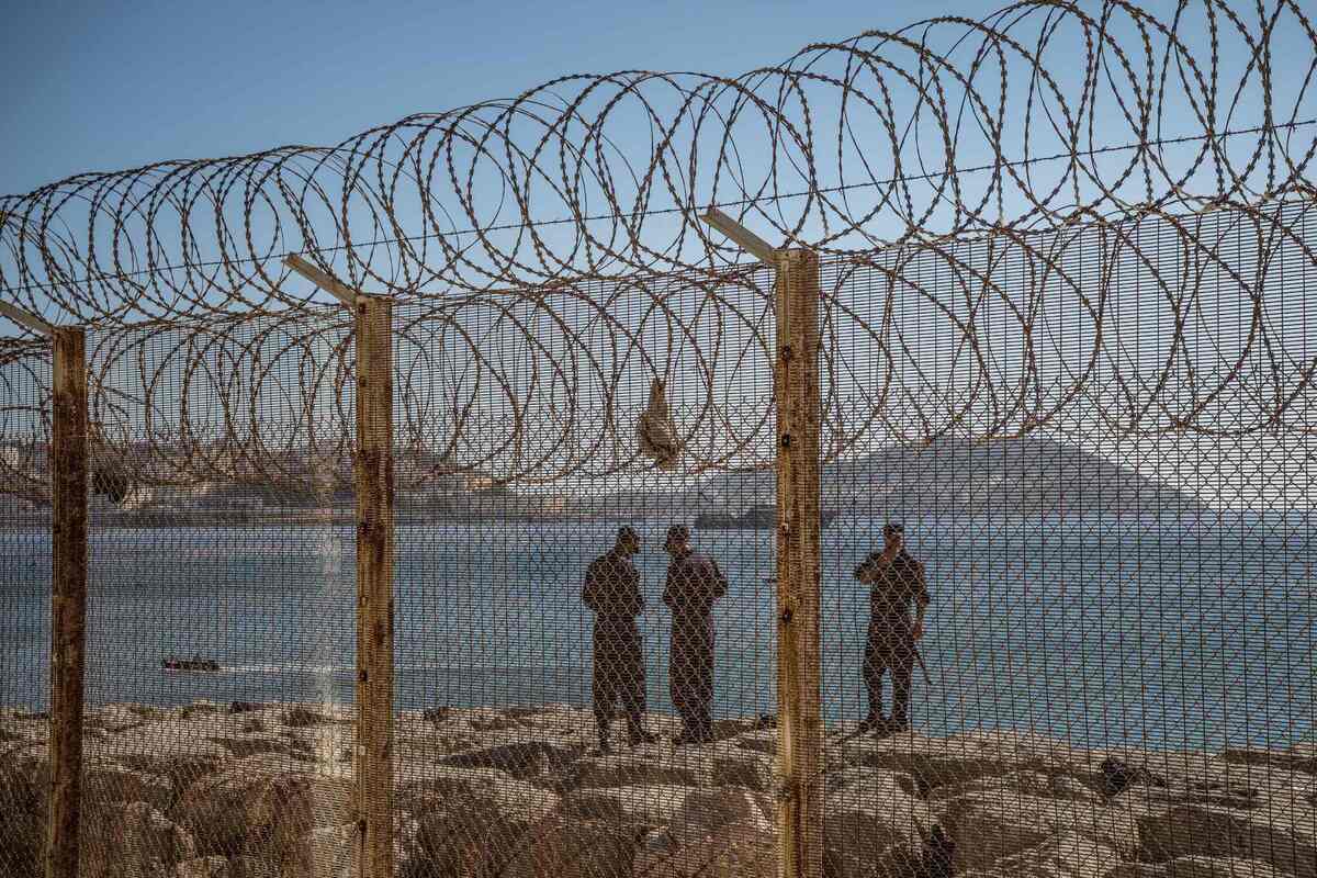 Guardias fronterizos y barcos marroquíes patrullan la costa en la frontera con España en Fnideq, Marruecos, este mes. | Sergey Ponomarev