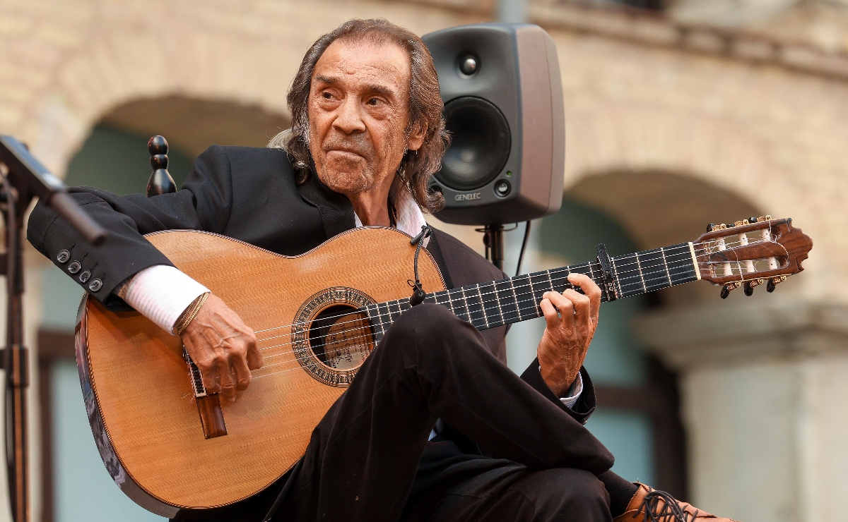 El guitarrista Pepe Habichuela en el Palacio Ezpeleta, en Pamplona, España. (EFE/Villar López)
