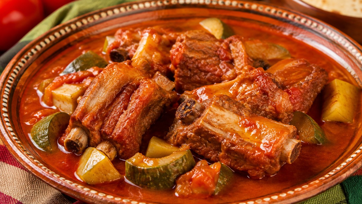 Ingredientes para hacer costillitas de cerdo con calabazas en caldillo (IA)
