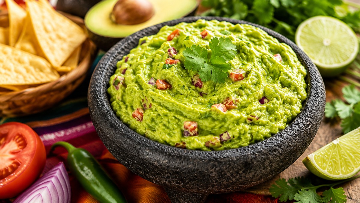 Ingredientes para hacer guacamole casero estilo salsa taquera (IA)