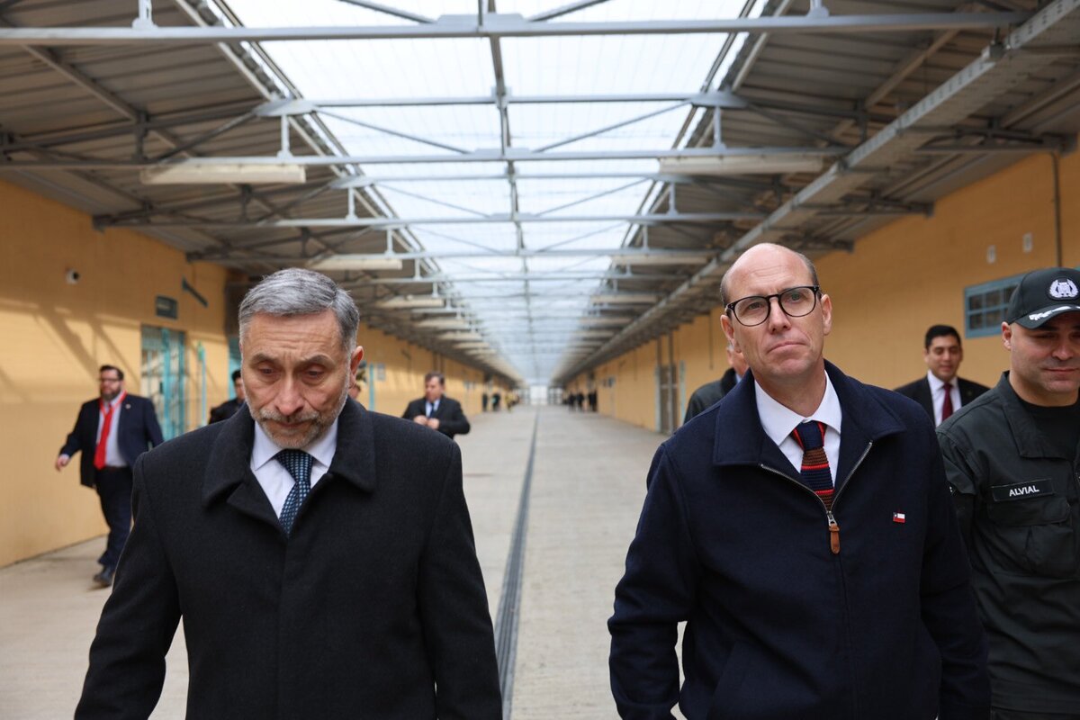 José Antonio Kast, presidente de Chile y Osvaldo Macías recorriendo la cárcel La Laguna. | X: Martín Arrau GH
